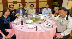 参加メンバーの食事風景